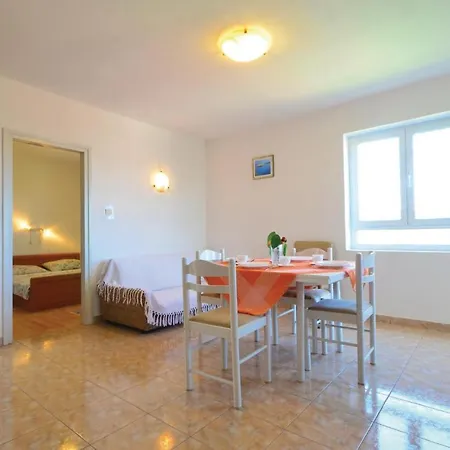 2 Bedroom Cozy Apartment In Kukljica Apartment *